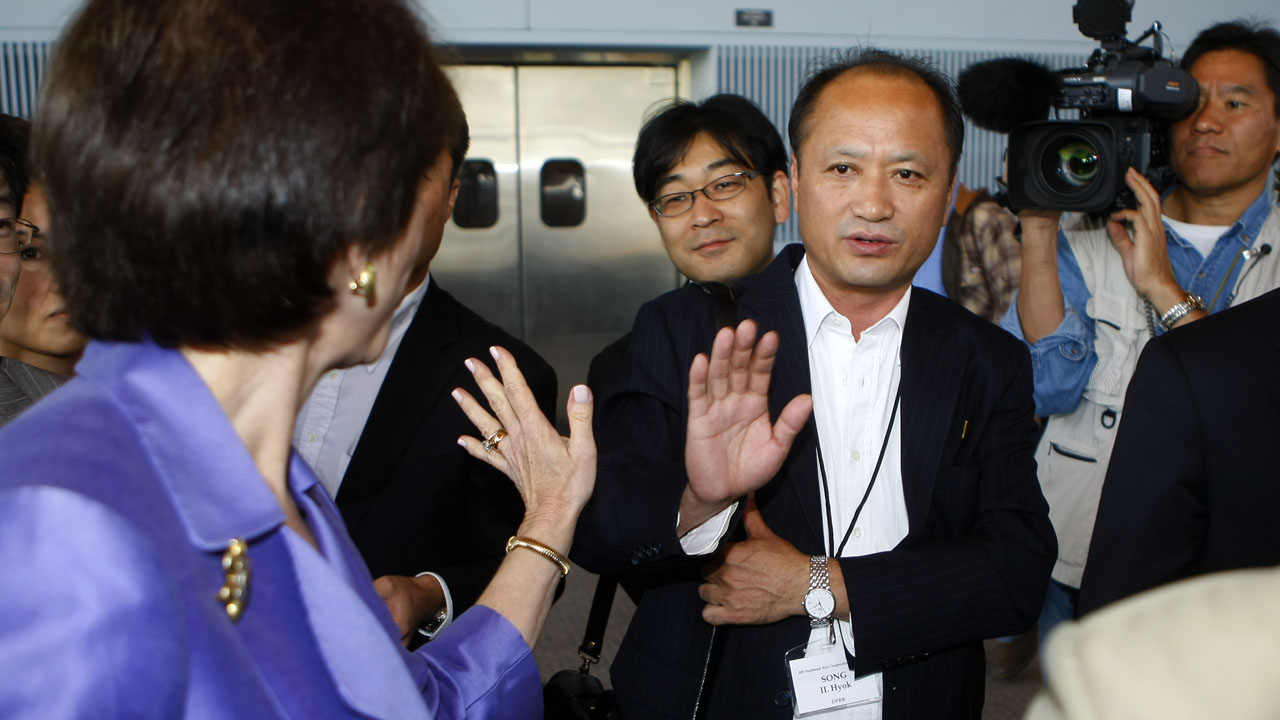 Institute for Global Conflict and Cooperation director Susan Shirk waves to Song Il Hyok, a senior researcher from Pyongyang, as she arrives for a news conference at University of California
