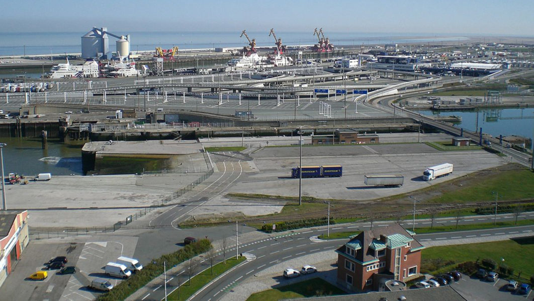 1200px-Zone_portuaire_calais_phare