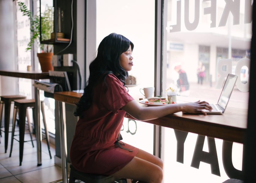 A woman working on her laptop Photo Pexels