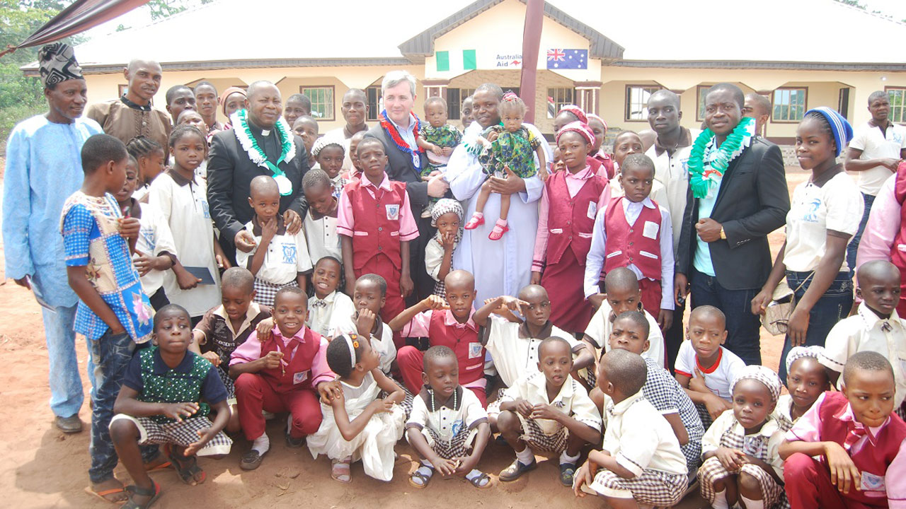Mr-Paul-Lehman,-the-Australian-High–Commissioner-at-the-Orphanage-of-the-Holy-Spirit,-Maryland-Egoro-Amede–Ekpoma,-Edo-State