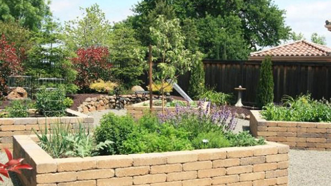 Pix9.–Raised-brick-garden-biebrick-raised-beds.