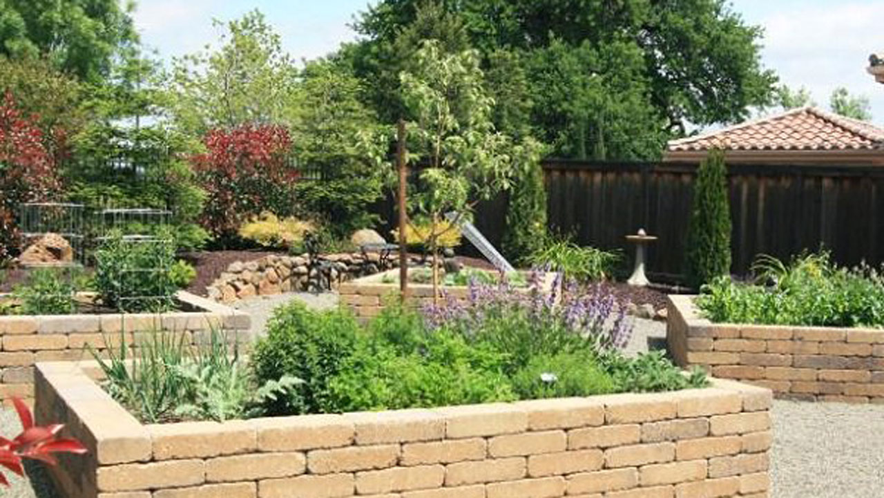 Pix9.–Raised-brick-garden-biebrick-raised-beds.