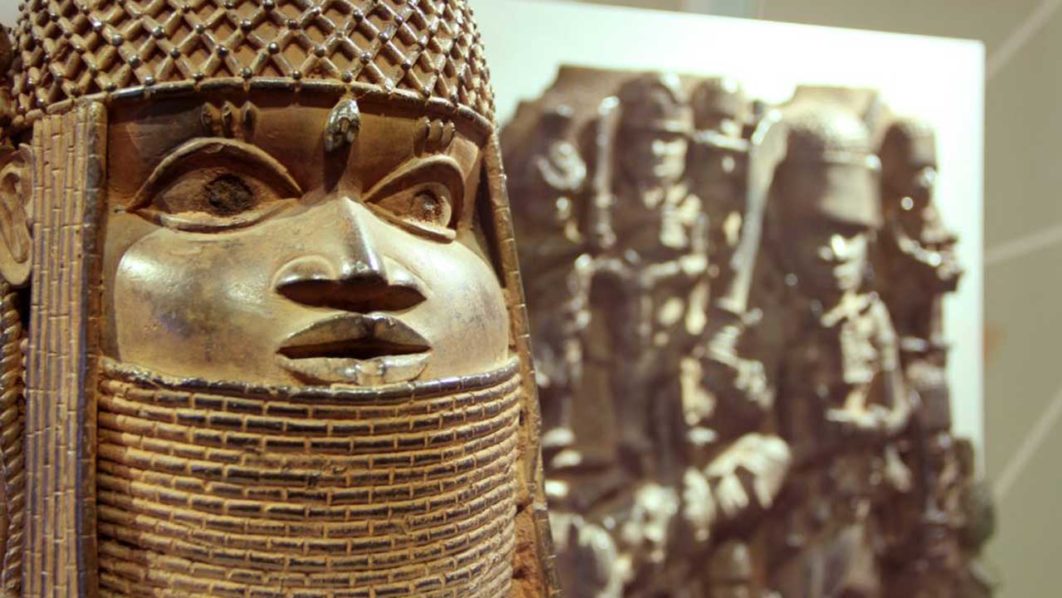 MKG_Raubkunst_Benin-Bronzen_Ausstellungsansicht_4-1024×683