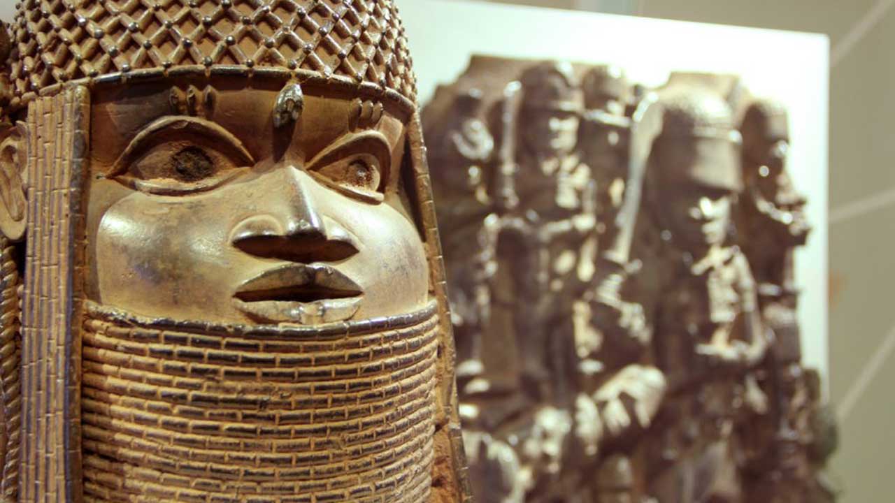MKG_Raubkunst_Benin-Bronzen_Ausstellungsansicht_4-1024×683