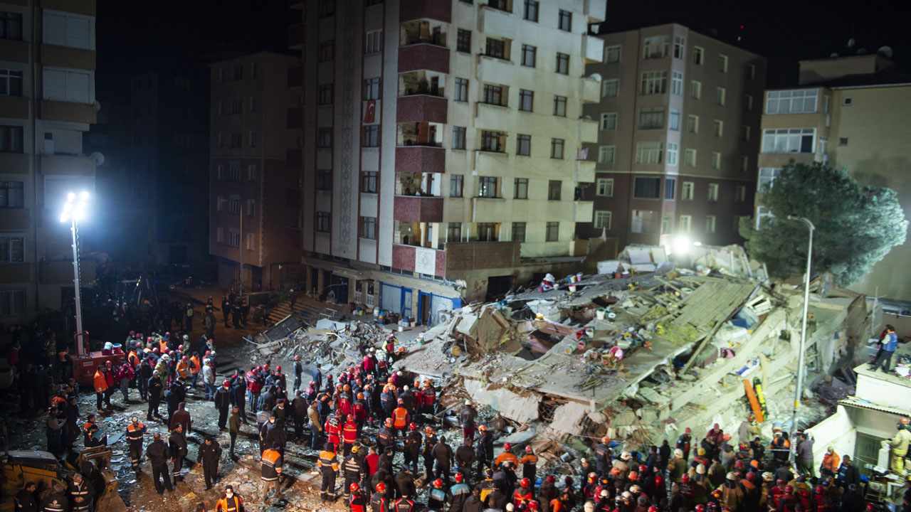 An eight-storey apartment building on Wednesday collapsed in Istanbul, leaving at least one person dead, Turkish media reported.