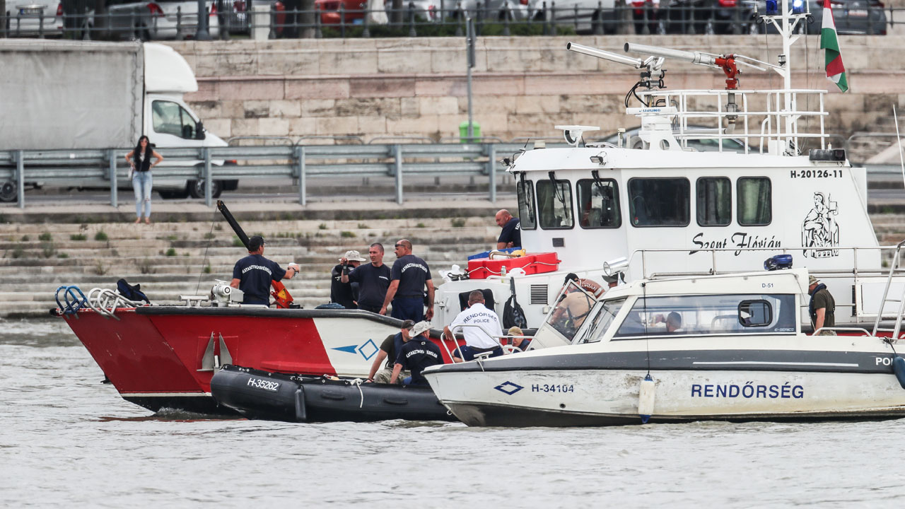 HUNGARY-SKOREA-ACCIDENT-BOAT