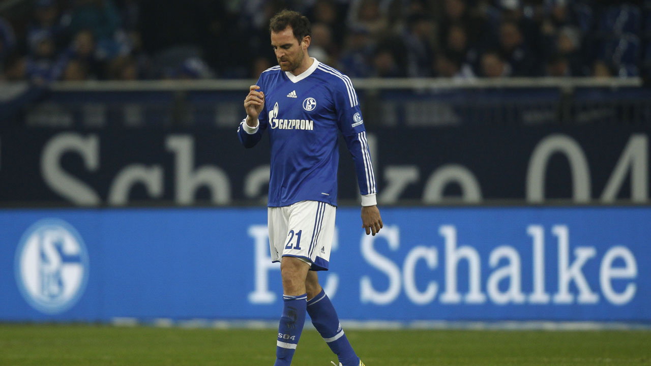 Schalke 04’s Metzelder reacts during the German first division Bundesliga soccer match against Freiburg in Gelsenkirchen
