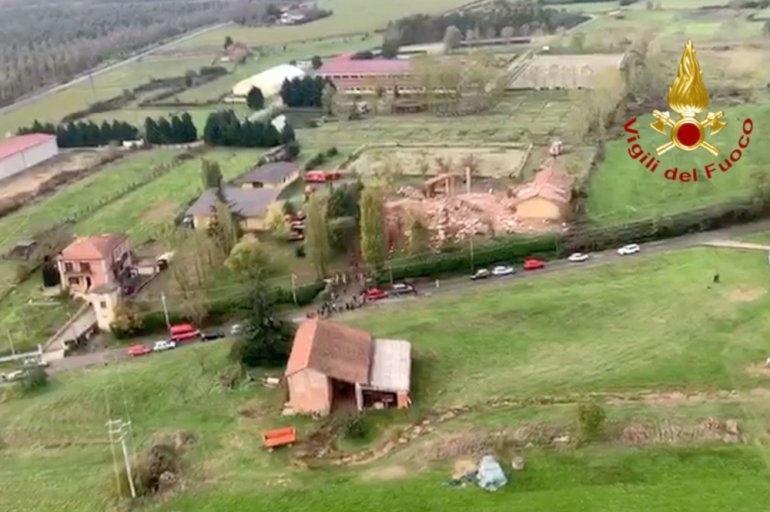 Italian firefighters die in explosion