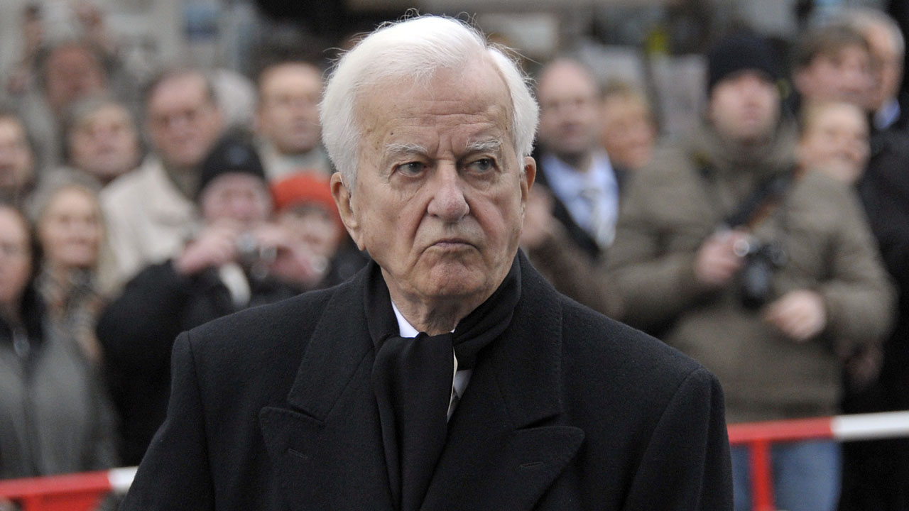 Germany’s former President Von Weizsaecker arrives for funeral service for Loki Schmidt in Hamburg