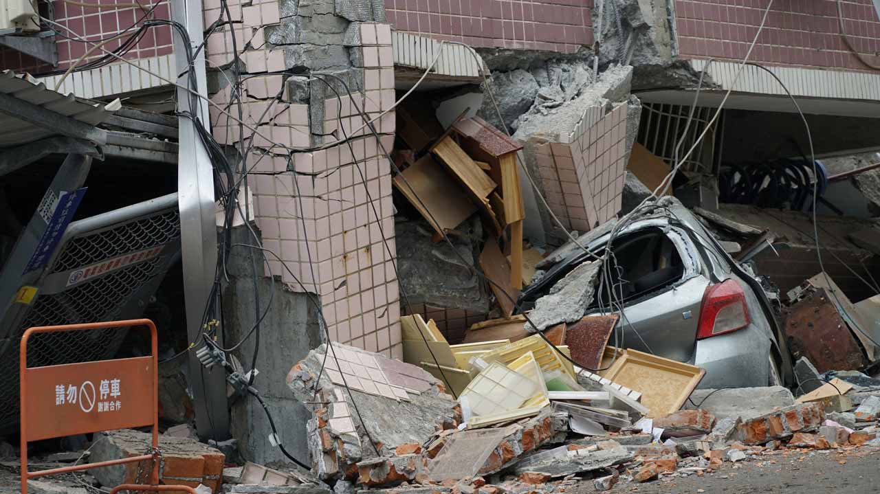 taiwan-earthquake-crushed-car