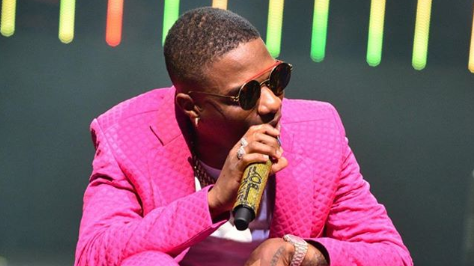 Wizkid performing in pink Photo – Pulse (1)