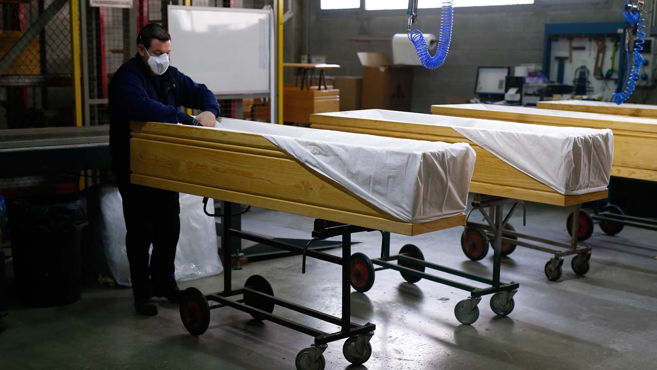 SPAIN-HEALTH-VIRUS-COFFINS
