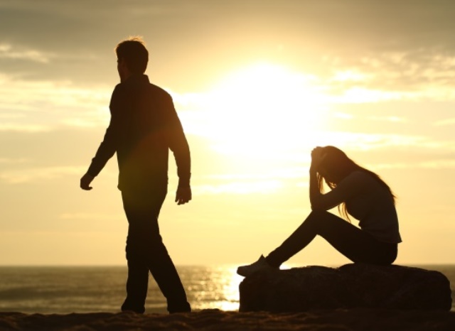 Couple silhouette breaking up a relation