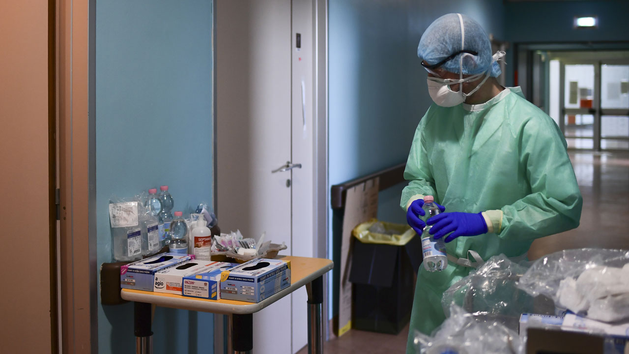 ITALY-HEALTH-VIRUS-SHADOW-WORKERS