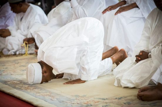 buhari-in-prayers-at-mosque-the-trent-_fotor-1050×700-551×367