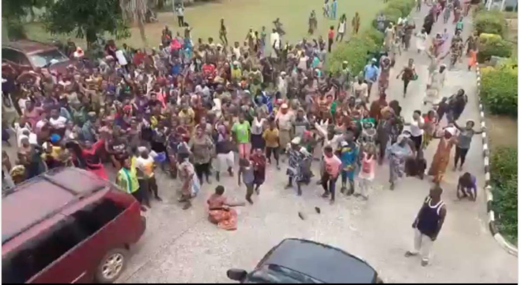 covid-19-lockdown-we-are-hungry-ogun-residents-protest-storm-govt-house-oba-palace-1200×656