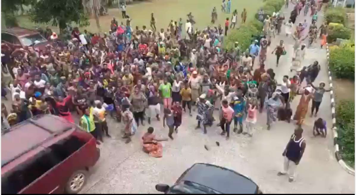 covid-19-lockdown-we-are-hungry-ogun-residents-protest-storm-govt-house-oba-palace-1200×656
