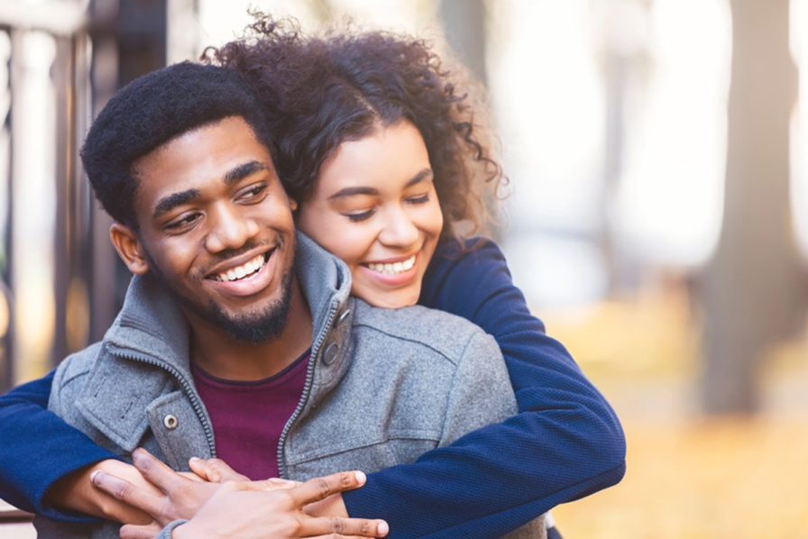 Black couple hugging – Twipu