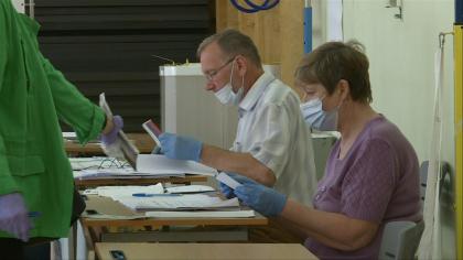 moscow-russians-cast-early-votes-in-ballot-to