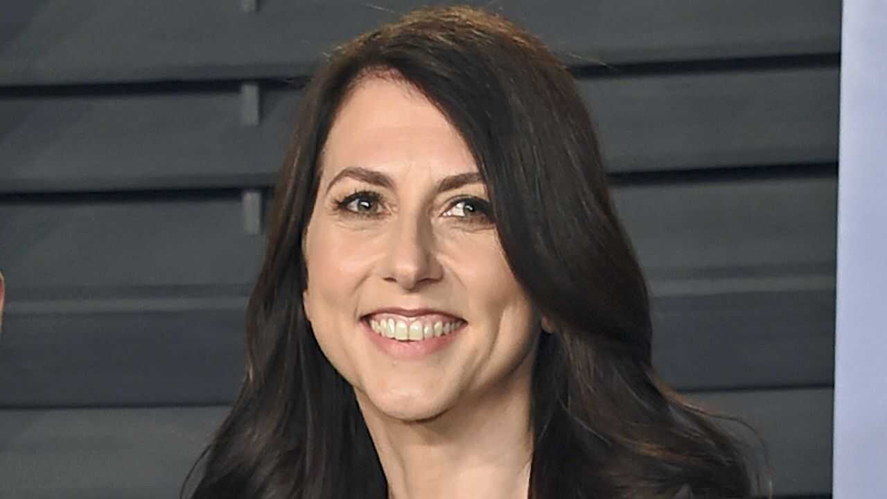 mackenzie-bezos-scott-2-AP