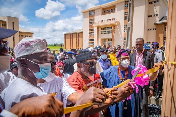 Akeredolu commissioning projects at Rufus Giwa Polytechnic, Owo