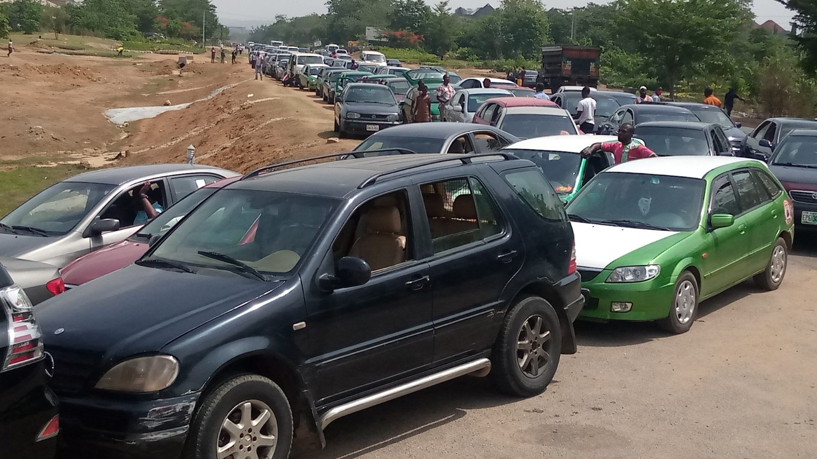 Motorists queue for petrol in Abuja