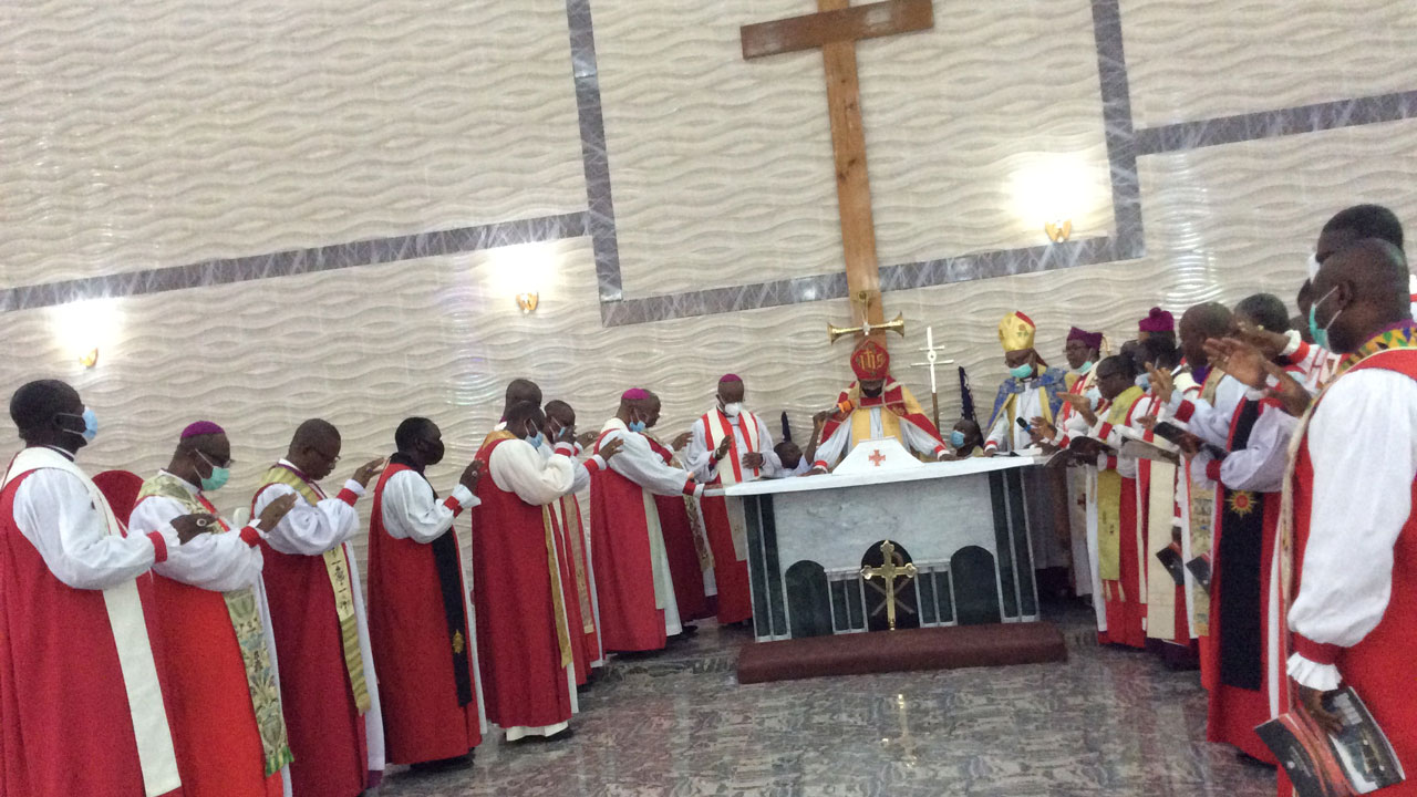Primate-Ndukuba-and-Bishops-dedicating-the-Cathedral-Altar