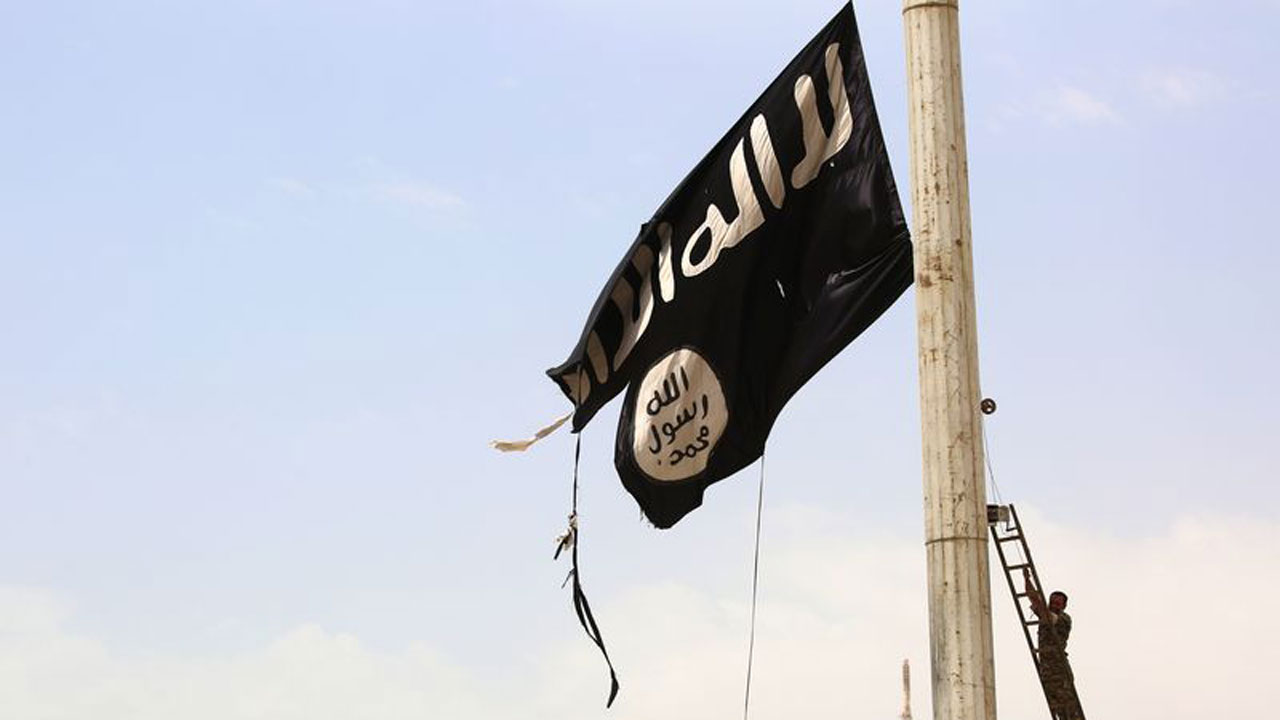 isis_flag_down_tabqa_afp_2017_05_01