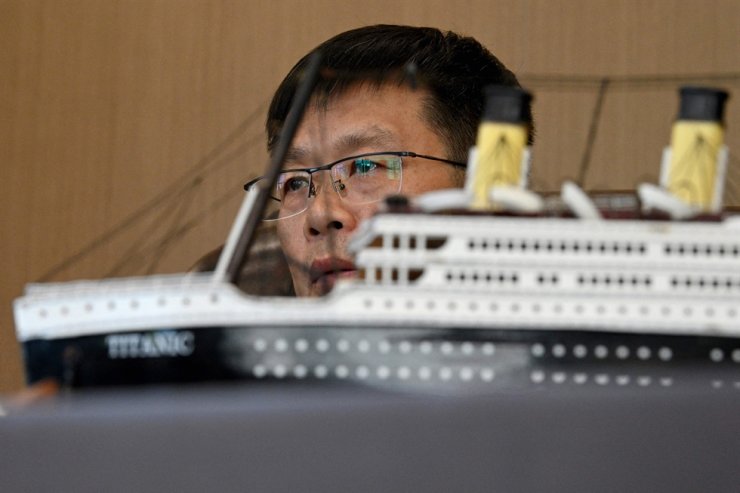 Chinese Titanic under contruction – AFP-Yonhap 1