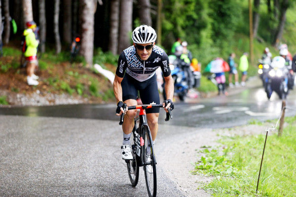 Sergio Henao climbs to 11th on GC with big breakaway effort on stage 8 of Le Tour