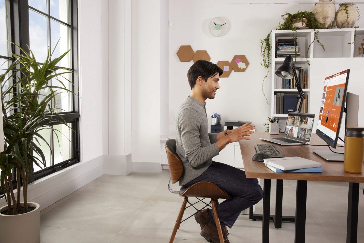 Intel_HP_EliteBook_840_Aero_G8_Laptop_PC_HP_e27u_USB-C_Display_Corvette14L_14_NaturalSilver_Lifestyle_26_5009