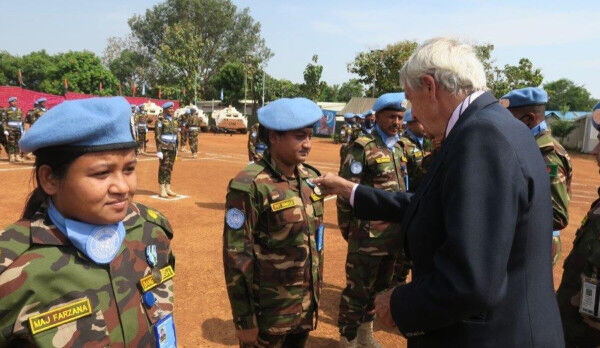 SRSG Nicholas Haysom visits military training center in Wau and awards medals to Bangladeshi peacekeepers