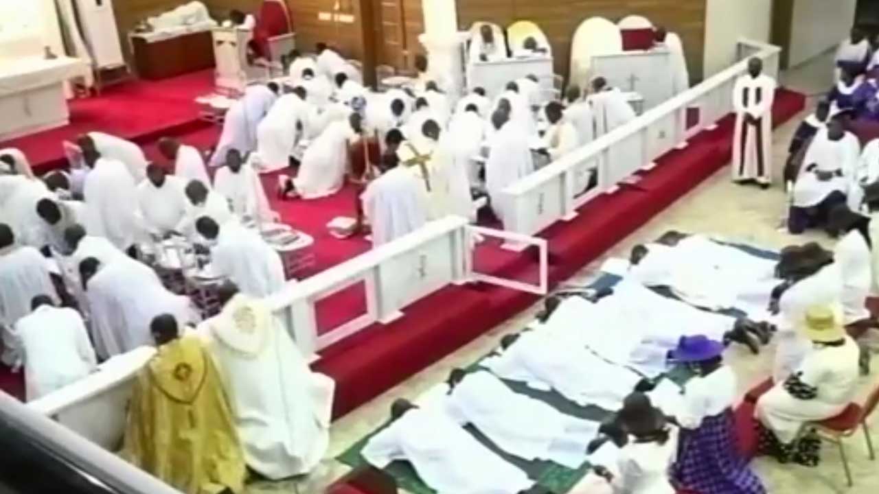 The-Ordinands-prostrating-19–12–21