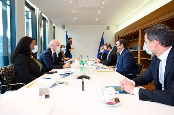 President Infantino welcomes Vice-President of European Commission to FIFA HQ