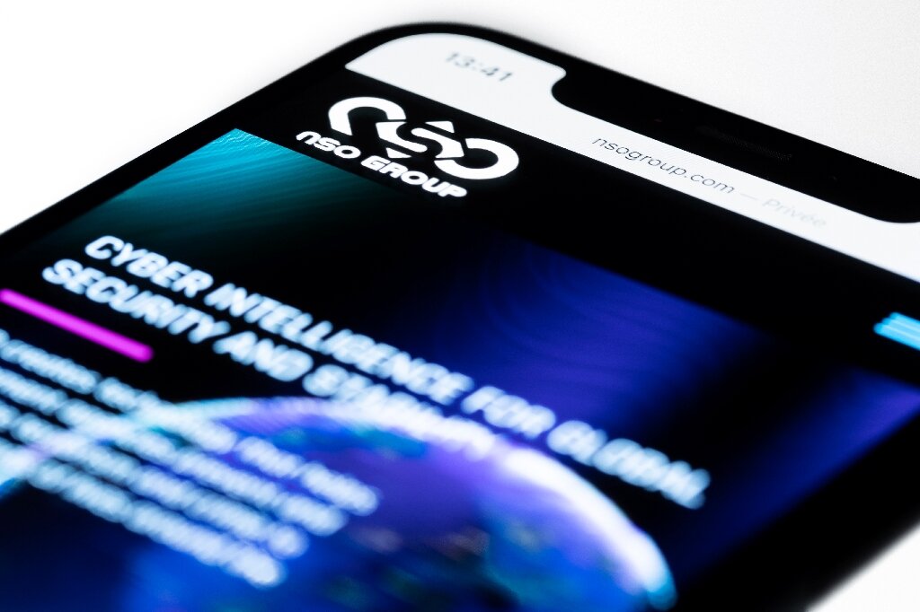 smartphone-shows-the-w