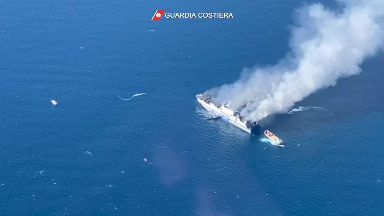 GREECE-ITALY-ACCIDENT-TRANSPORT-FIRE-TOURISM
