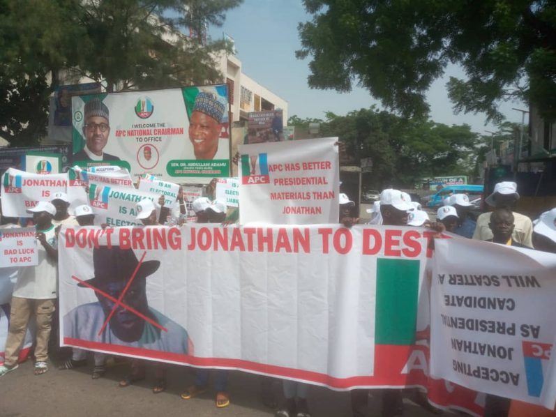 Protesters at APC headquarters in Abuja