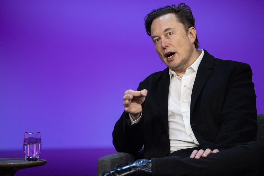 FILES-US-INTERNET-MERGER-TWITTER-TESLA