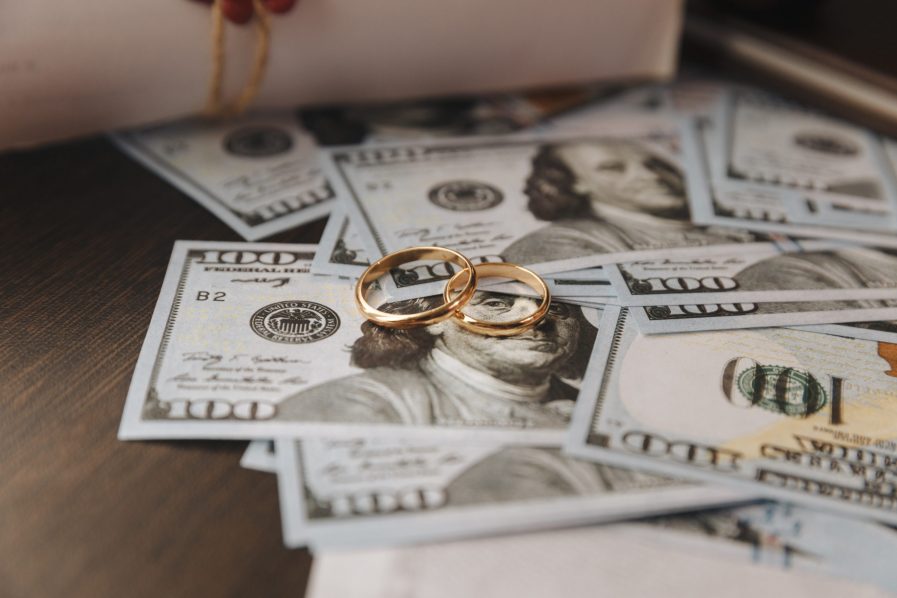 Couple’s Fighting For Money Over The Divorce Agreement With Gold Wedding Rings