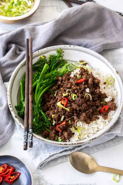 Chinese minced meat sauce with rice. Photo Sugar salt magic