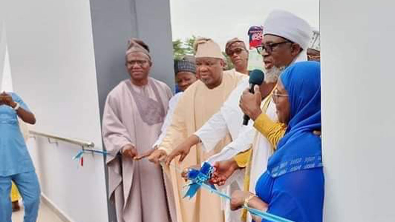 Olusoga-donates-pix-2