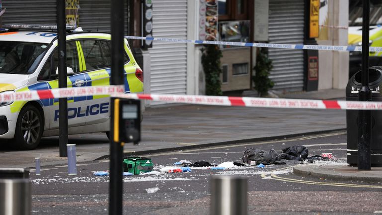 skynews-london-policemen-stabbed_5900889