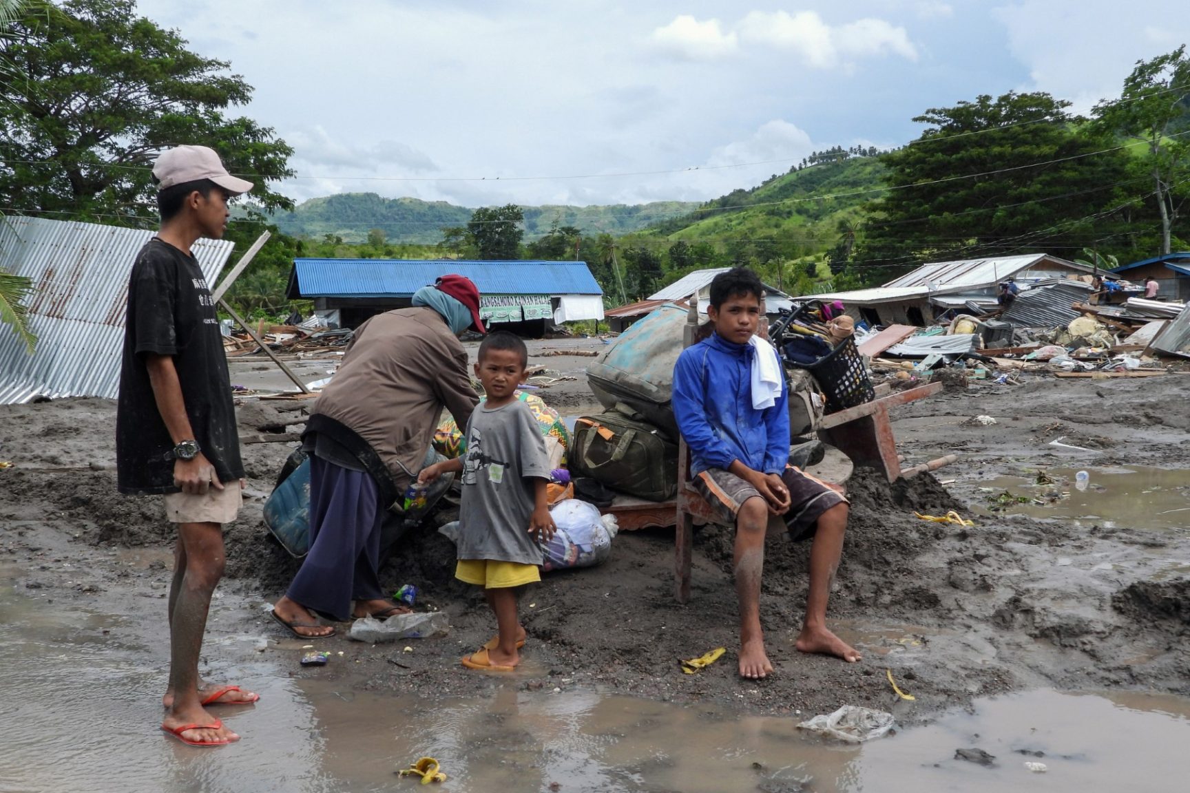 Philippines floods force tens of thousands to flee homes | The Guardian ...