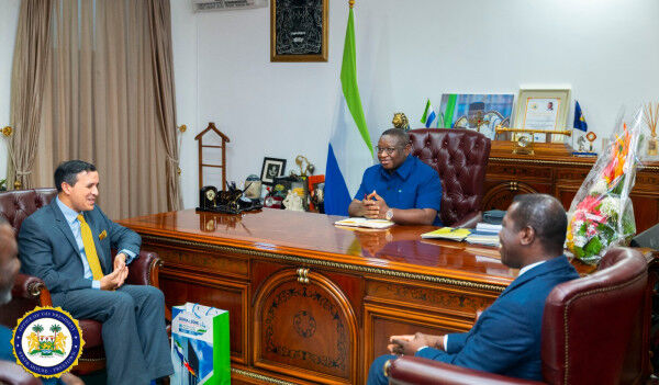 Sierra Leone’s President Julius Maada Bio Receives ‘Flag of Peace’ from Commonwealth, Commends Longstanding Partnership in Several Areas of Governance
