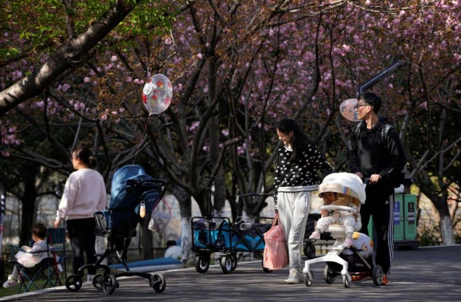 China-workers-babies