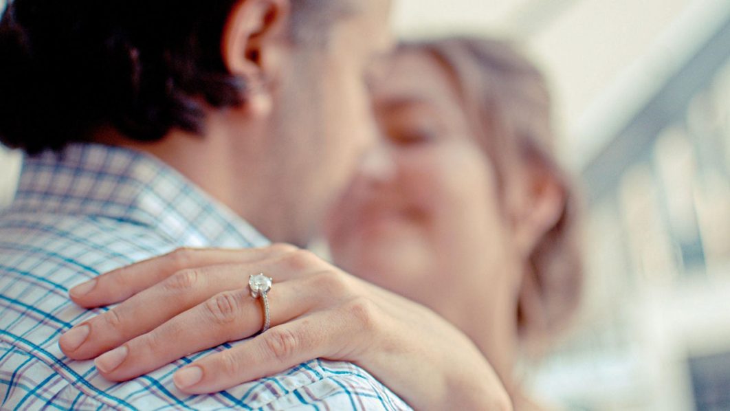shallow focus photo of man and woman kissing 136402