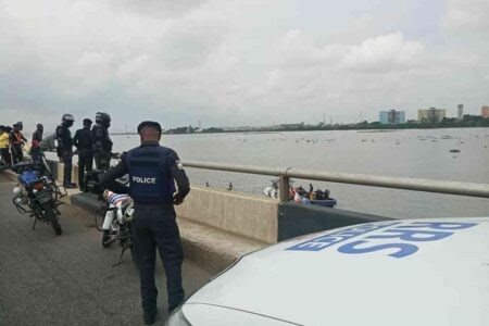 truck-plunged-into-the-lagoon-450×300-1