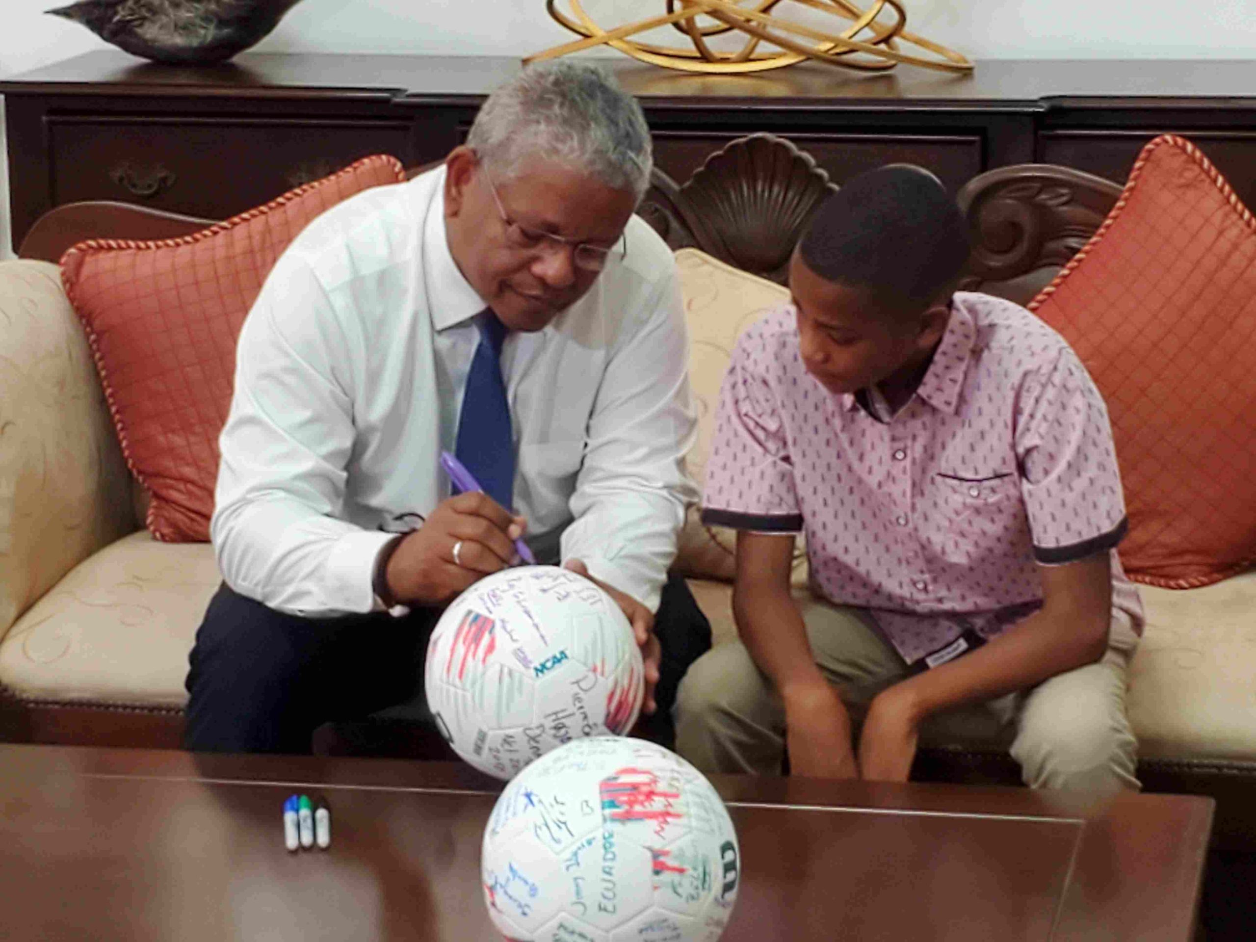 Seychelles President signs Ismachiahs climate ball