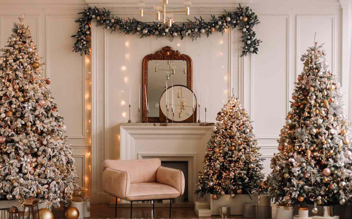 decorate-xmas-tree-like-a-pro-GettyImages-1433133241-58b7f947b0b54e7e9966a7f9584cd63c