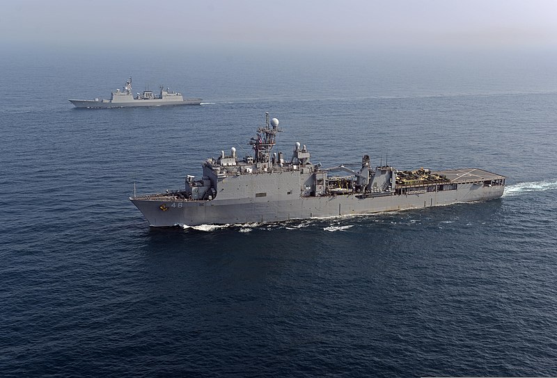 The_amphibious_dock_landing_ship_USS_Ashland_(LSD_48),_front,_transits_the_East_China_Sea_with_the_South_Korean_destroyer_ROKS_Dae_Jo-yeong_(DDH_977)_during_a_photo_exercise_March_27,_2014_140327-N-BJ178-804
